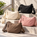 Street Vibe Crossbody – กระเป๋าผ้าสะพายข้างทรงสตรีทวอล์ค
